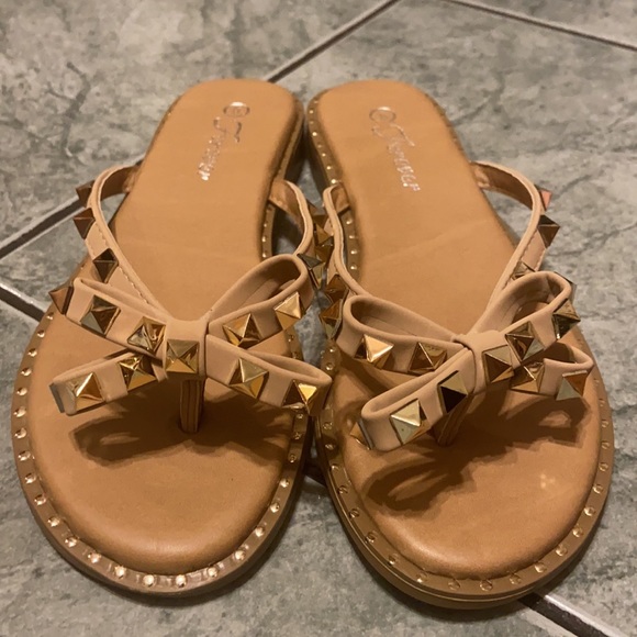 Studded flip flops - Picture 2 of 3